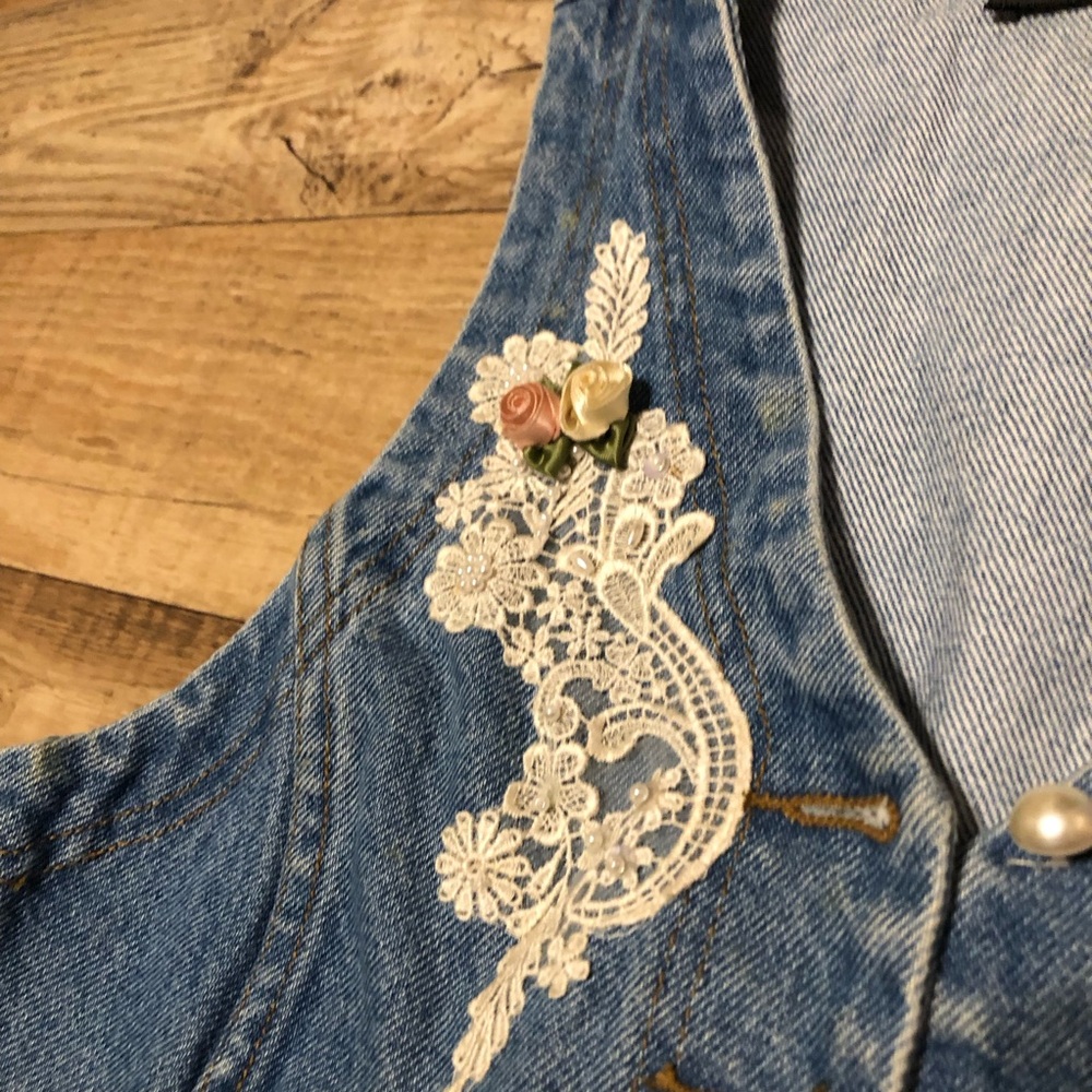 Karen Kane Lifestyle vest with flowers n Pearl buttons size 10. - Picture 2 of 6